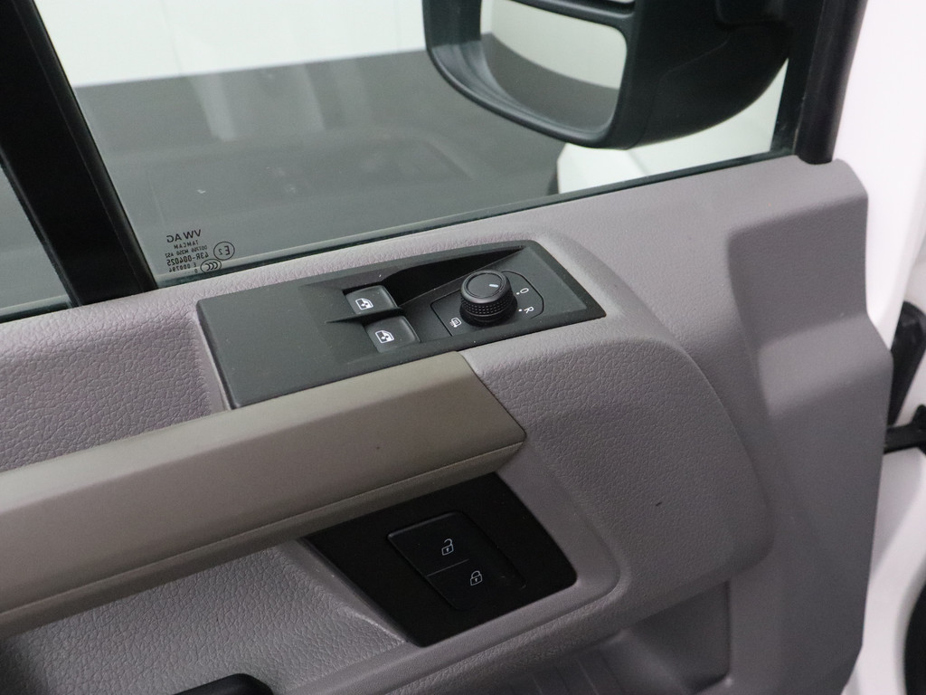 Volkswagen Crafter 2.0TDI 177PK L3H3 | Airco | Cruise | 3-Persoons | Betimmering 8