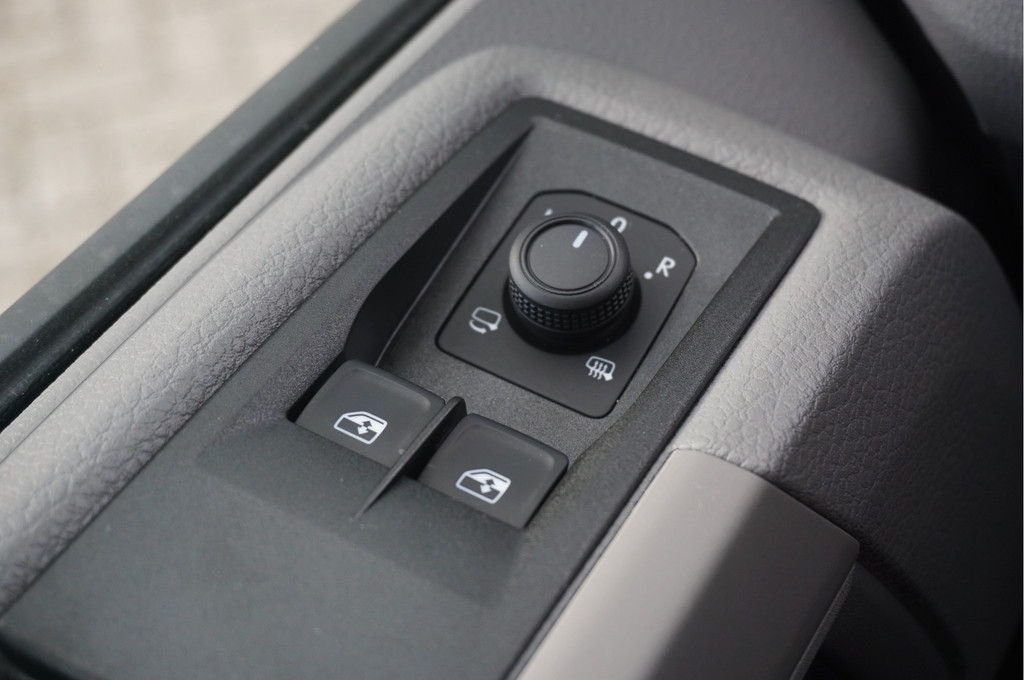 Volkswagen Crafter 35 177PK L3H3 AUT BPM VRIJ!! Navi, Cam, ACC, LED, 2x Schuifdeur, Dual Tone Lak!! NR. 873 18