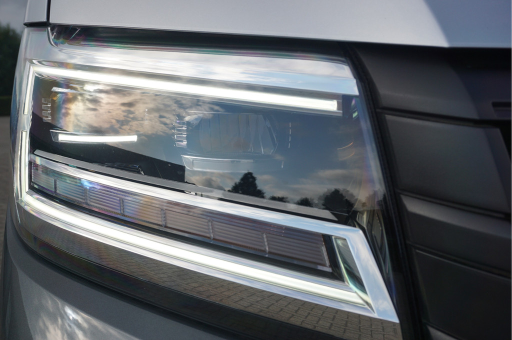 Volkswagen Crafter 35 177PK L3H3 AUT BPM VRIJ!! Navi, Cam, ACC, LED, 2x Schuifdeur, Dual Tone Lak!! NR. 873 21