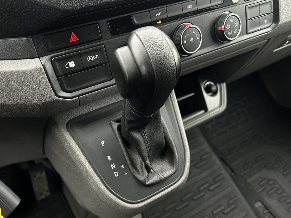 Volkswagen Crafter 35 2.0 TDI 141 PK / DSG AUTOMAAT / L3H3 / 3 TONS TREKHAAK / AIRCO / CAMERA / 3-ZITS 17