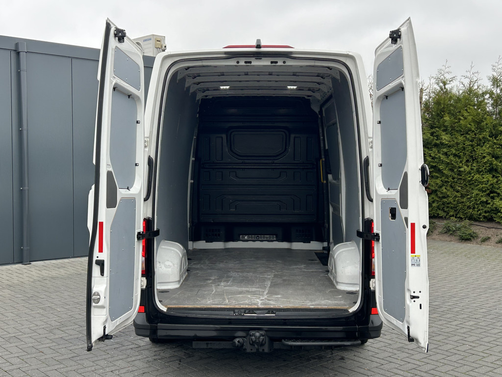 Volkswagen Crafter 35 2.0 TDI 141 PK / DSG AUTOMAAT / L3H3 / 3 TONS TREKHAAK / AIRCO / CAMERA / 3-ZITS 8