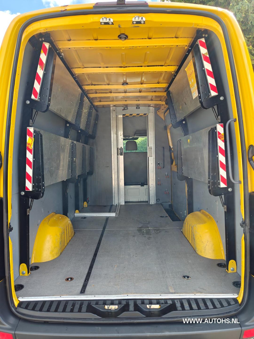 Volkswagen Crafter 35 2.0 TDI L2H2, Euro 6 140PK , Apk Aug. 2026 , Airco , cruise , camera, Post NL Uitvoering , Nette bus. 19