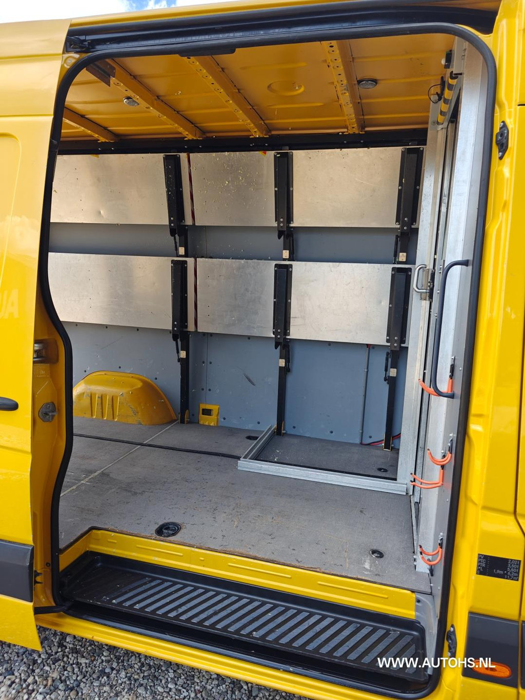 Volkswagen Crafter 35 2.0 TDI L2H2, Euro 6 140PK , Apk Aug. 2026 , Airco , cruise , camera, Post NL Uitvoering , Nette bus. 20