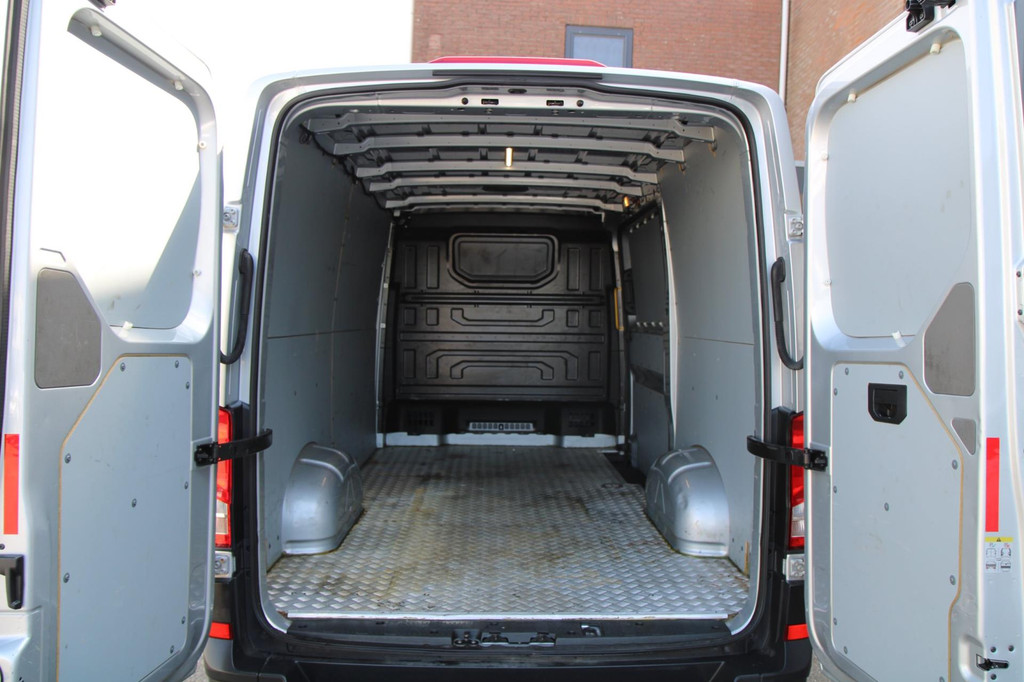 Volkswagen Crafter 35 2.0 TDI L3H2 / App connect / Gev. Stoel / dealer onderhouden 7