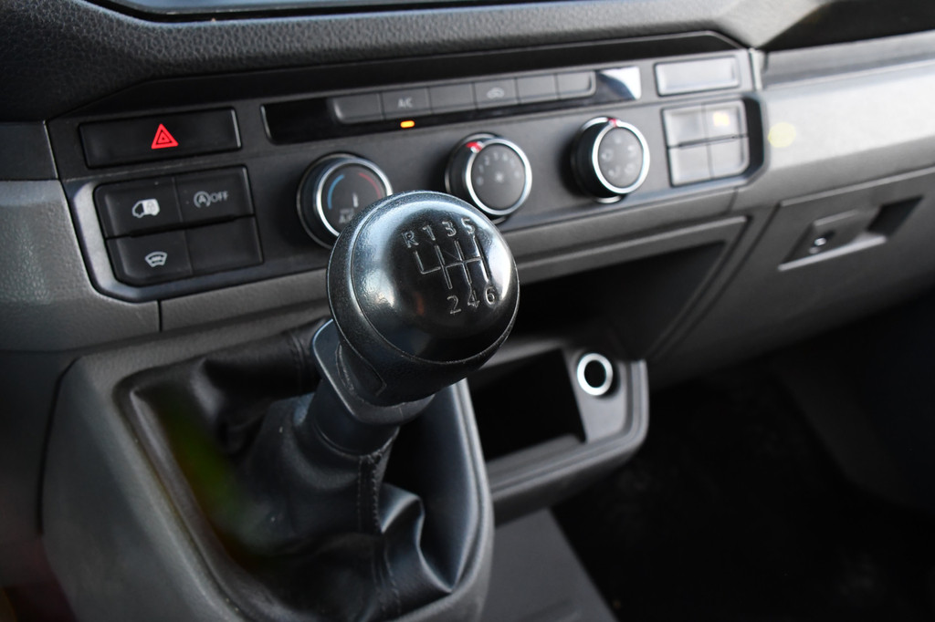 Volkswagen Crafter 35 2.0 TDI L3H2 Highline PB Edition Cruise, Carplay, 140PK, Mutlimedia, Sensoren, Voorruit verwarming, UNIEK! 16