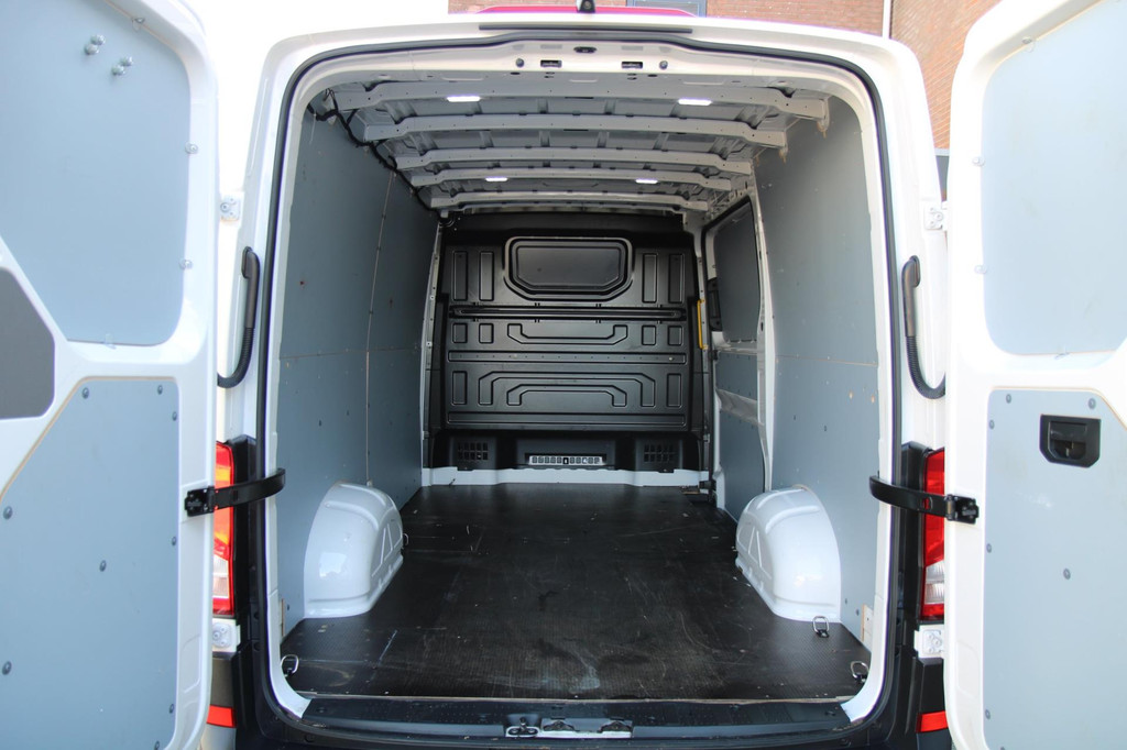 Volkswagen Crafter 35 2.0 TDI L3H2 trekgewicht 3 ton / App connect / Camera / Multi stuur 7