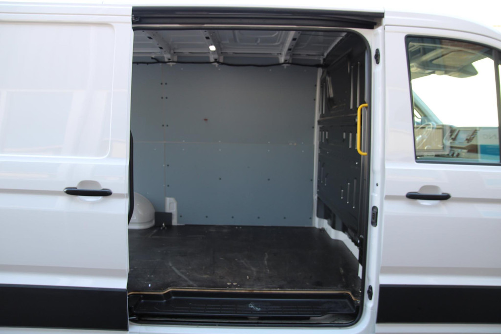 Volkswagen Crafter 35 2.0 TDI L3H2 trekgewicht 3 ton / App connect / Camera / Multi stuur 8