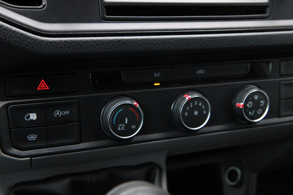 Volkswagen Crafter 35 2.0 TDI L3H3 140PK / Trekhaak / Camera / 3000 trekgewicht 18