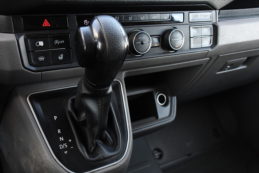 Volkswagen Crafter 35 2.0 TDI L3H3 Black Edition Highline Adaptieve Cruise, Camera, Carplay, Clima, Stoelverwarming, Automaat, Sensoren, Trekhaak, LED, Uniek! 16