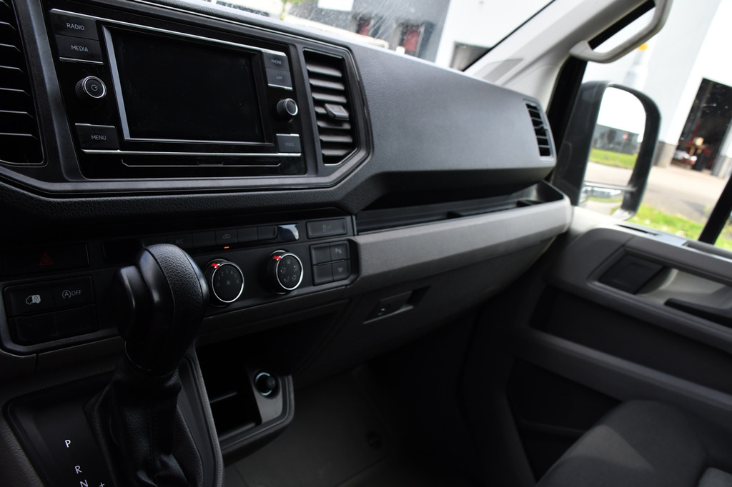 Volkswagen Crafter 35 2.0 TDI L3H3 Highline Black Edition Camera, Cruise, Carplay, Sensoren, Automaat, 140pk, Multimedia, LED, Uniek! 17