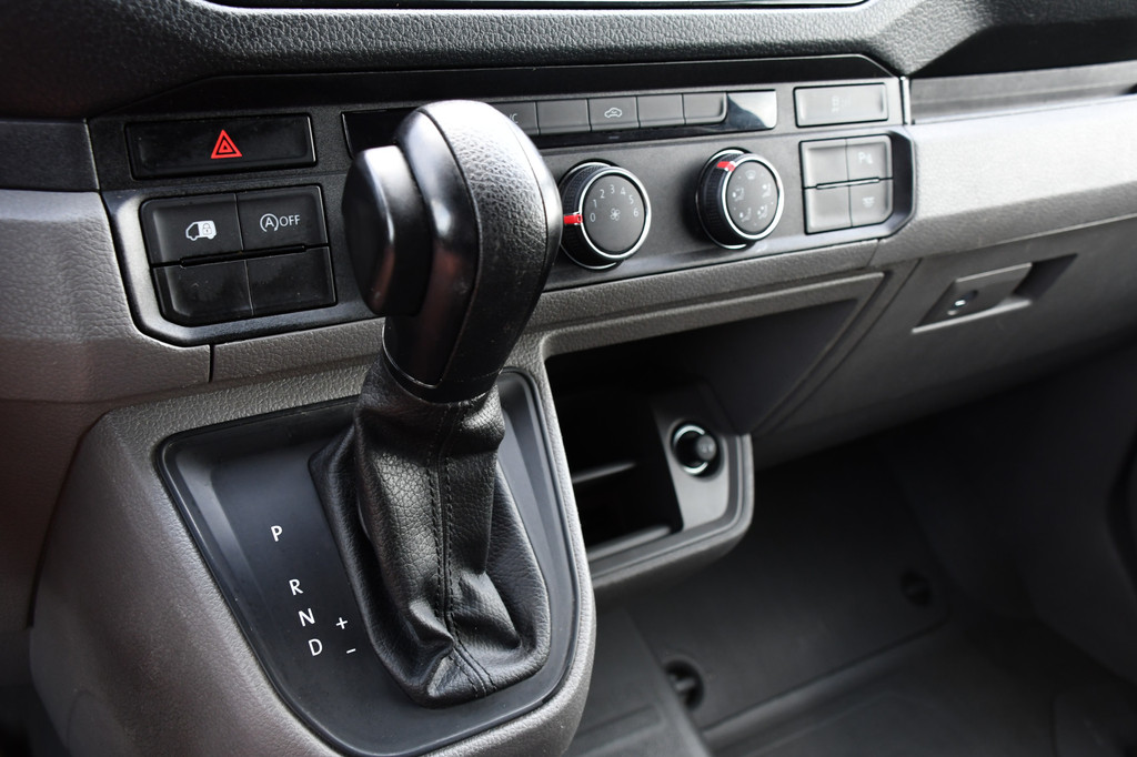 Volkswagen Crafter 35 2.0 TDI L3H3 Highline Black Edition Camera, Cruise, Carplay, Sensoren, Automaat, 140pk, Multimedia, LED, Uniek! 19