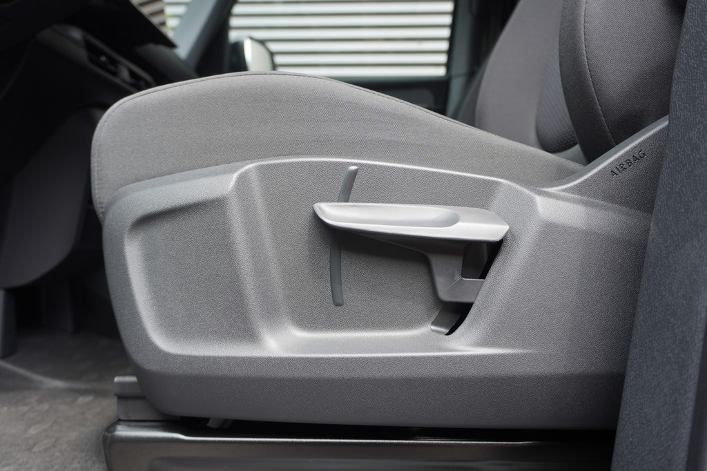 Volkswagen ID. Buzz Cargo ID. Buzz Cargo 286 pk, Achteruitrijcamera, Comfortstoelen met armleuning, Navigatie, Achterdeuren zonder ruit, Trekhaak, Warmtepomp 11
