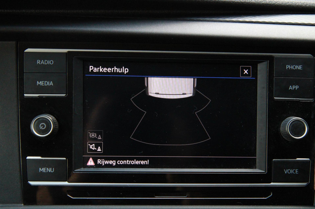 Volkswagen Transporter 2.0 TDI 110PK L2H1 / Imperiaal / Cruise / App connect / PDC / 3 zits 19