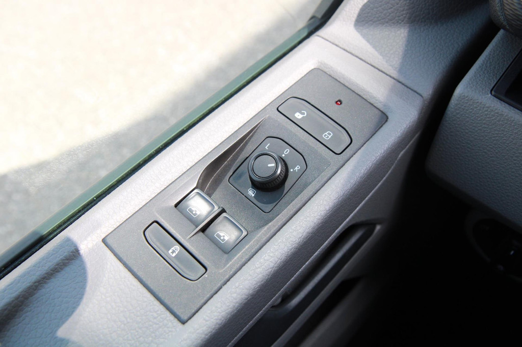 Volkswagen Transporter 2.0 TDI 110PK L2H1 / Imperiaal / Cruise / App connect / PDC / 3 zits 21