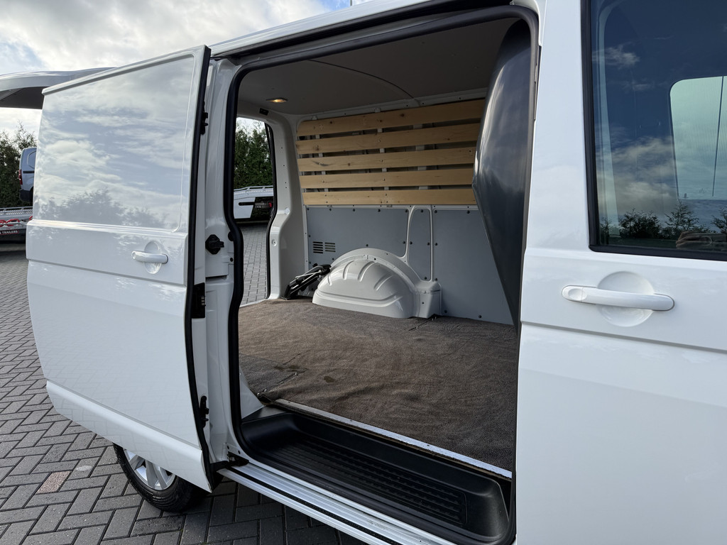 Volkswagen Transporter 2.0 TDI 150 PK HIGHLINE / DSG AUTOMAAT / L1H1 / HIGHLINE / CRUISE / AIRCO / ACHTERKLEP 8