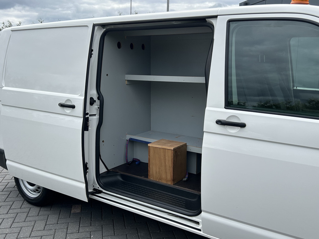 Volkswagen Transporter 2.0 TDI 150 PK / L2H1 / 1e EIG. / AIRCO / NAVI / 2X SCHUIFDEUR / 3-ZITS / TREKHAAK / INRICHTING / CAMERA / BLUETOOTH 10