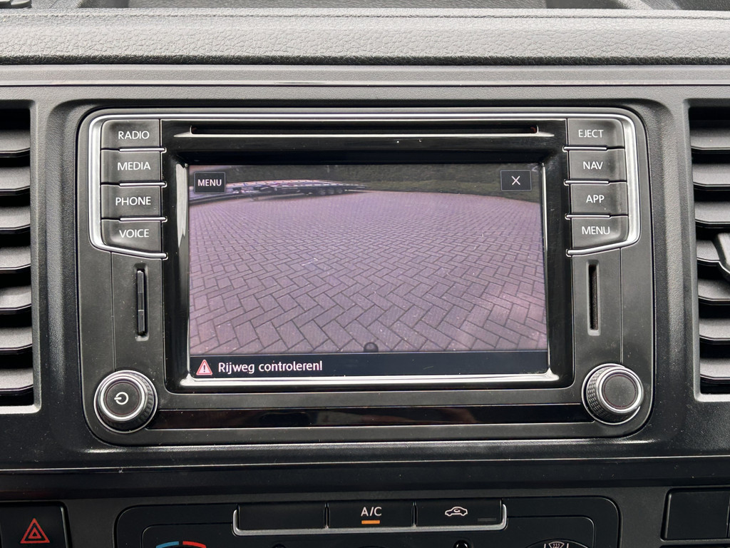 Volkswagen Transporter 2.0 TDI 150 PK / L2H1 / 1e EIG. / AIRCO / NAVI / 2X SCHUIFDEUR / 3-ZITS / TREKHAAK / INRICHTING / CAMERA / BLUETOOTH 15