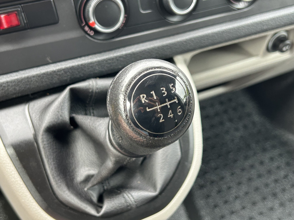 Volkswagen Transporter 2.0 TDI 150 PK / L2H1 / 1e EIG. / AIRCO / NAVI / 2X SCHUIFDEUR / 3-ZITS / TREKHAAK / INRICHTING / CAMERA / BLUETOOTH 17