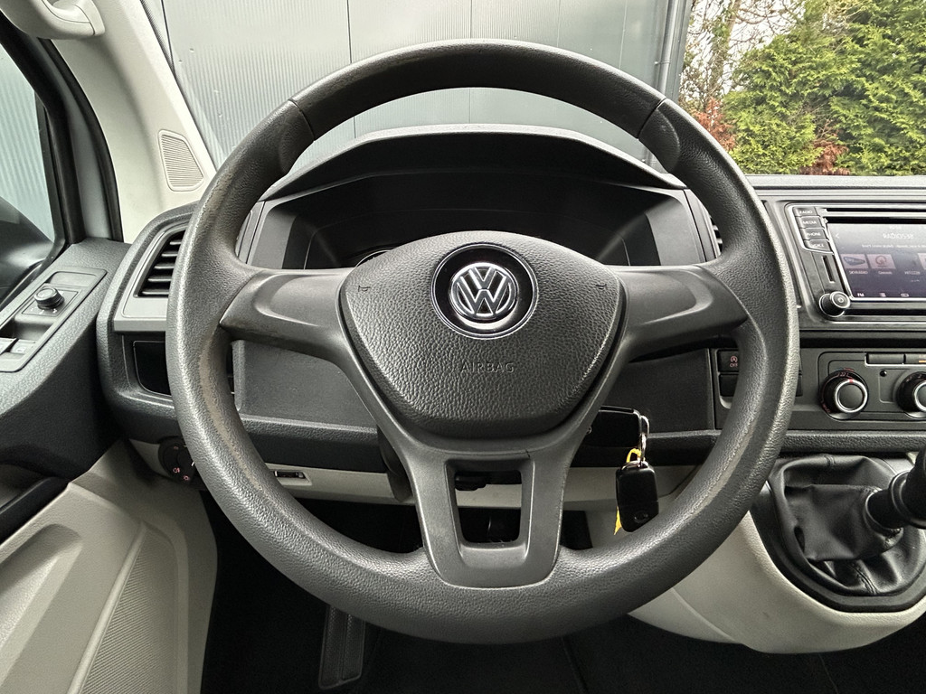 Volkswagen Transporter 2.0 TDI 150 PK / L2H1 / BOTT INRICHTING / TREKHAAK / 1e EIG. / AIRCO / CRUISE / NAVI / APPLE CARPLAY / PDC 11
