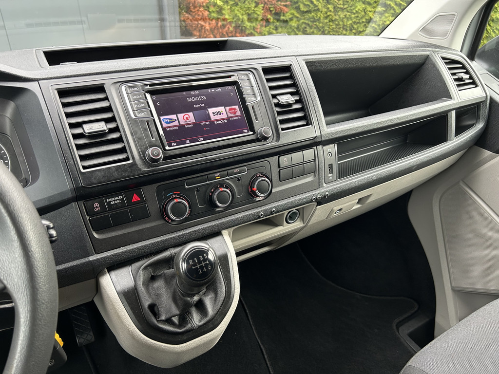 Volkswagen Transporter 2.0 TDI 150 PK / L2H1 / BOTT INRICHTING / TREKHAAK / 1e EIG. / AIRCO / CRUISE / NAVI / APPLE CARPLAY / PDC 14