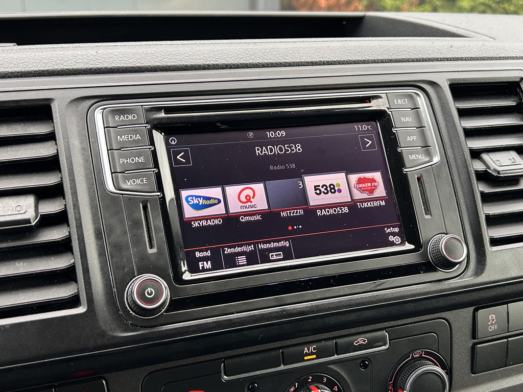 Volkswagen Transporter 2.0 TDI 150 PK / L2H1 / BOTT INRICHTING / TREKHAAK / 1e EIG. / AIRCO / CRUISE / NAVI / APPLE CARPLAY / PDC 17