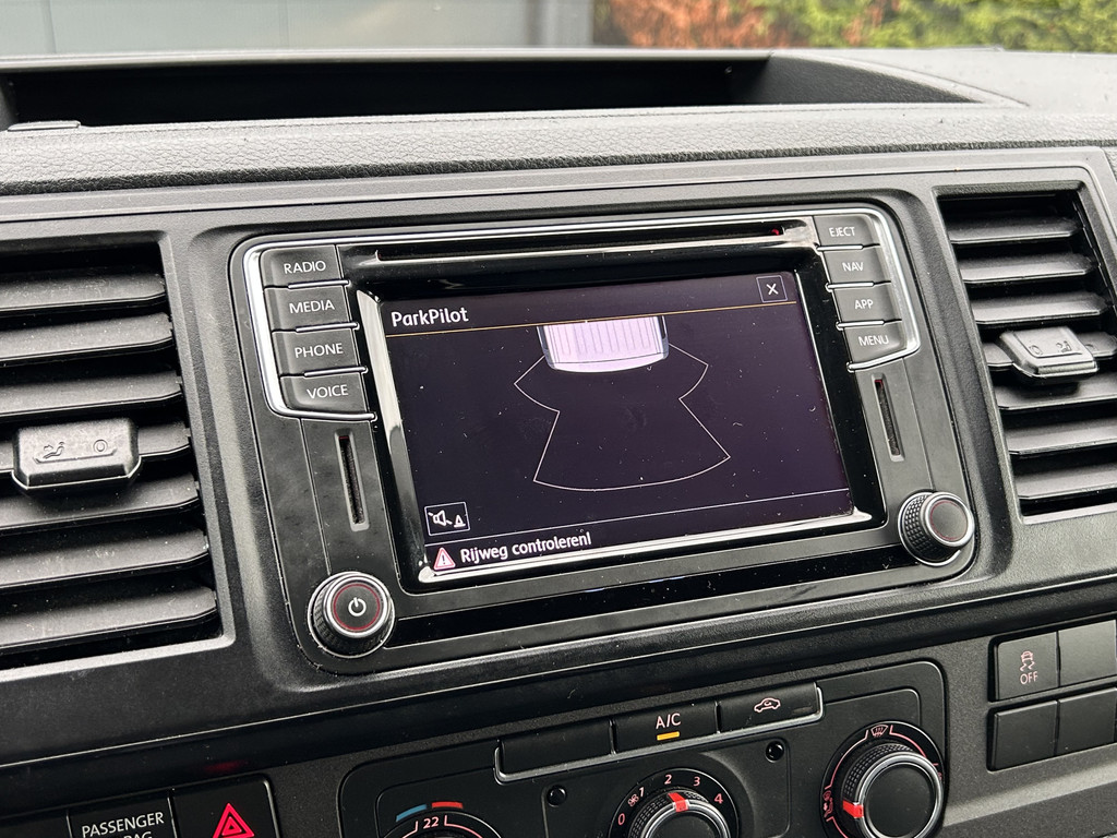 Volkswagen Transporter 2.0 TDI 150 PK / L2H1 / BOTT INRICHTING / TREKHAAK / 1e EIG. / AIRCO / CRUISE / NAVI / APPLE CARPLAY / PDC 18