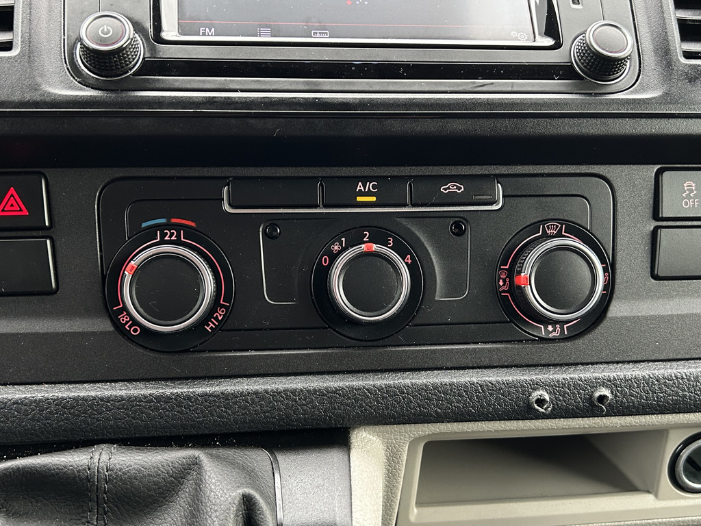 Volkswagen Transporter 2.0 TDI 150 PK / L2H1 / BOTT INRICHTING / TREKHAAK / 1e EIG. / AIRCO / CRUISE / NAVI / APPLE CARPLAY / PDC 19