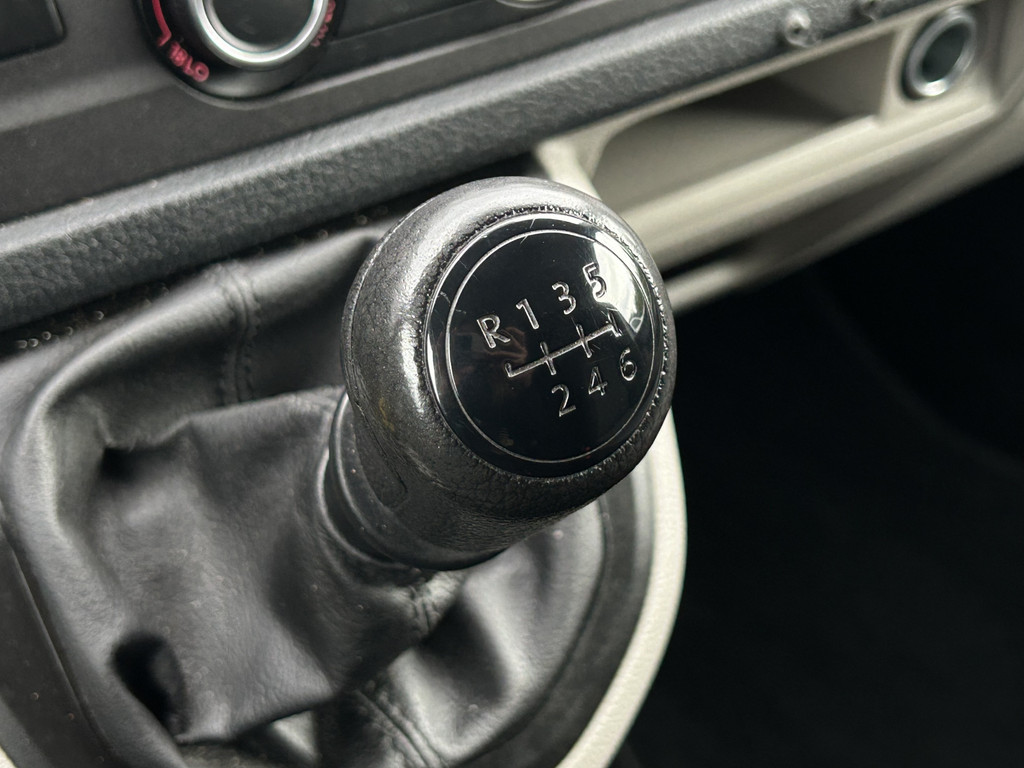 Volkswagen Transporter 2.0 TDI 150 PK / L2H1 / BOTT INRICHTING / TREKHAAK / 1e EIG. / AIRCO / CRUISE / NAVI / APPLE CARPLAY / PDC 20