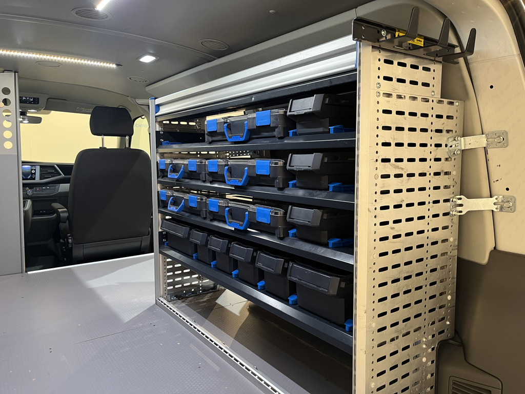 Volkswagen Transporter 2.0 TDI L1H1 150 PK Automaat Servicebus / Sortimo Inrichting / Euro 6 / 2X Schuifdeur / Airco / Cruise Control / Camera / CarPlay / Navigatie / Klep 13
