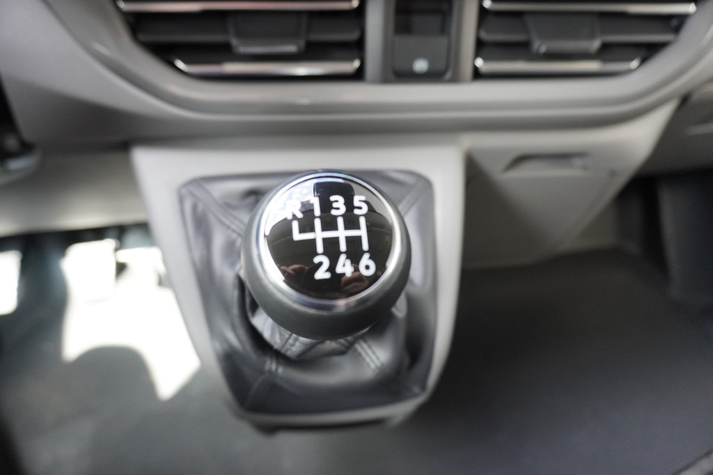 Volkswagen Transporter 2.0 TDI L1H1 28 Style 150 pk, Navigatie, Climatronic, PDV V + A, Achteruitrijcamera 14