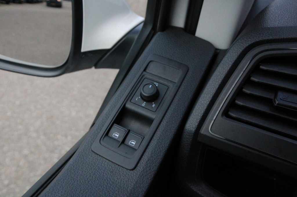 Volkswagen Transporter 2.0 TDI L1H1 Highline / 150PK Automaat / Multistuur / PDC 2x 19