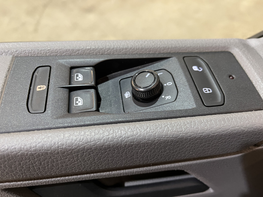 Volkswagen Transporter 2.0 TDI L1H1 Servicebus / Aluca Inrichting / Euro 6 / Airco / Camera / Cruise Control / Navigatie / CarPlay / 3-Zits / 81.000 KM !! 13