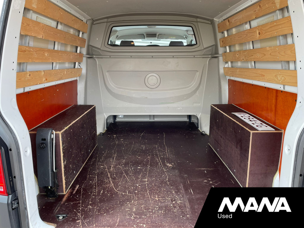 Volkswagen Transporter 2.0TDI L2H1 102PK DC Comfortline 5 Zits Airco Trekhaak 12
