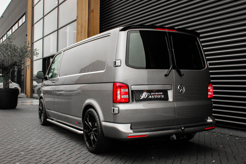 Volkswagen Transporter 2.0 TDI L2H1 150PK / APPLE CARPLAY / VERLAAGD / LEDEREN BEKLEDING / FULL BLACK / TREKAAK / SPOILER / CRUISE 10