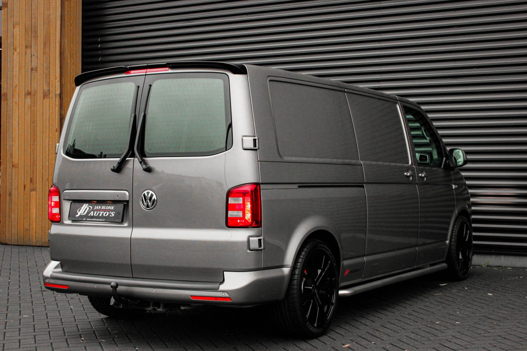 Volkswagen Transporter 2.0 TDI L2H1 150PK / APPLE CARPLAY / VERLAAGD / LEDEREN BEKLEDING / FULL BLACK / TREKAAK / SPOILER / CRUISE 11