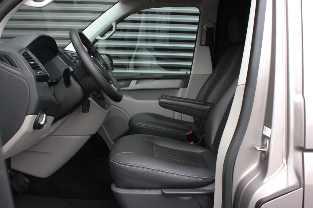 Volkswagen Transporter 2.0 TDI L2H1 150PK / APPLE CARPLAY / VERLAAGD / LEDEREN BEKLEDING / FULL BLACK / TREKAAK / SPOILER / CRUISE 12