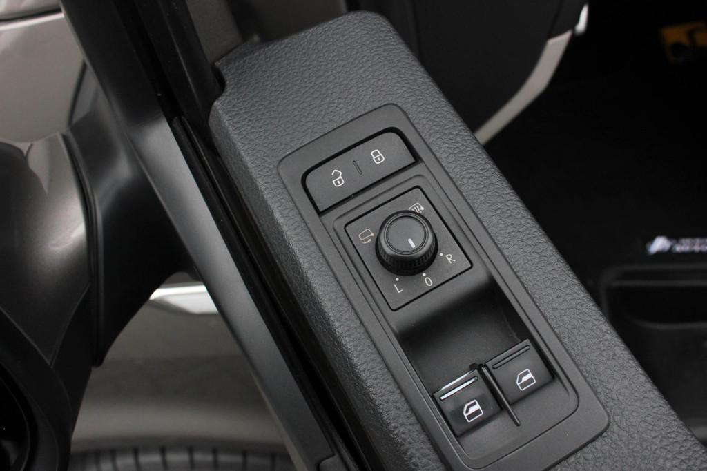 Volkswagen Transporter 2.0 TDI L2H1 150PK / APPLE CARPLAY / VERLAAGD / LEDEREN BEKLEDING / FULL BLACK / TREKAAK / SPOILER / CRUISE 14