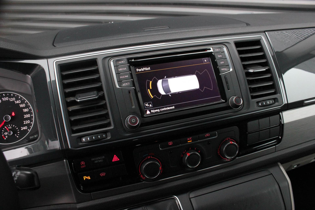 Volkswagen Transporter 2.0 TDI L2H1 150PK / APPLE CARPLAY / VERLAAGD / LEDEREN BEKLEDING / FULL BLACK / TREKAAK / SPOILER / CRUISE 16