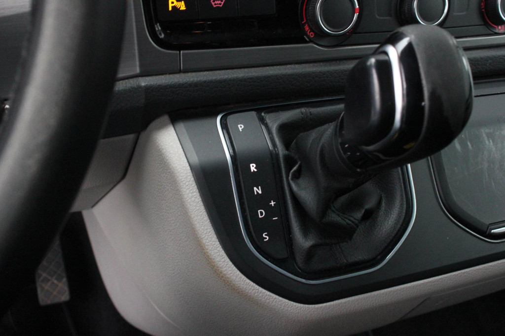 Volkswagen Transporter 2.0 TDI L2H1 150PK / APPLE CARPLAY / VERLAAGD / LEDEREN BEKLEDING / FULL BLACK / TREKAAK / SPOILER / CRUISE 17