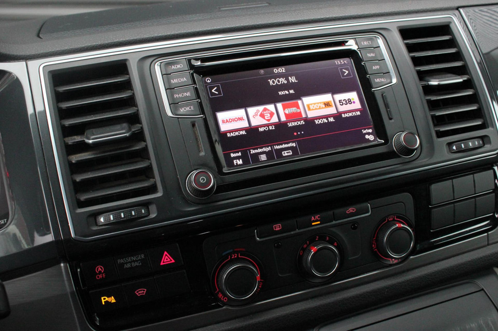 Volkswagen Transporter 2.0 TDI L2H1 150PK / APPLE CARPLAY / VERLAAGD / LEDEREN BEKLEDING / FULL BLACK / TREKAAK / SPOILER / CRUISE 18