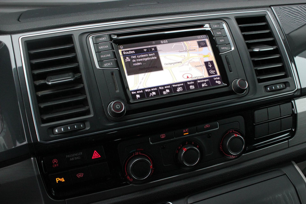 Volkswagen Transporter 2.0 TDI L2H1 150PK / APPLE CARPLAY / VERLAAGD / LEDEREN BEKLEDING / FULL BLACK / TREKAAK / SPOILER / CRUISE 19