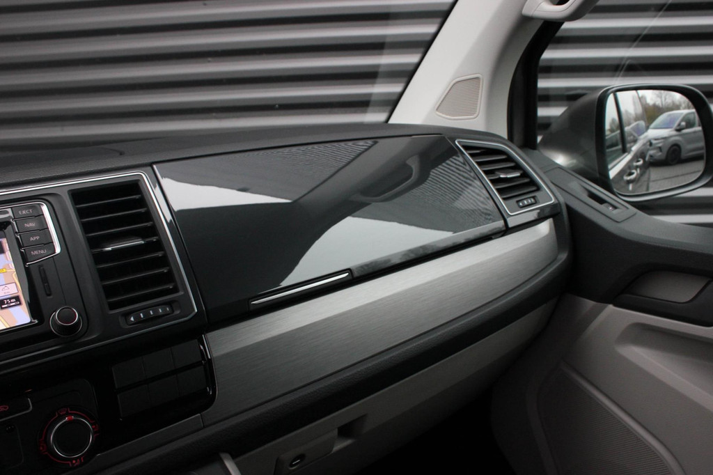 Volkswagen Transporter 2.0 TDI L2H1 150PK / APPLE CARPLAY / VERLAAGD / LEDEREN BEKLEDING / FULL BLACK / TREKAAK / SPOILER / CRUISE 20