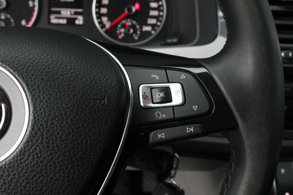 Volkswagen Transporter 2.0 TDI L2H1 150PK / APPLE CARPLAY / VERLAAGD / LEDEREN BEKLEDING / FULL BLACK / TREKAAK / SPOILER / CRUISE 21