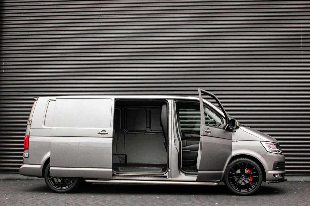 Volkswagen Transporter 2.0 TDI L2H1 150PK / APPLE CARPLAY / VERLAAGD / LEDEREN BEKLEDING / FULL BLACK / TREKAAK / SPOILER / CRUISE 7
