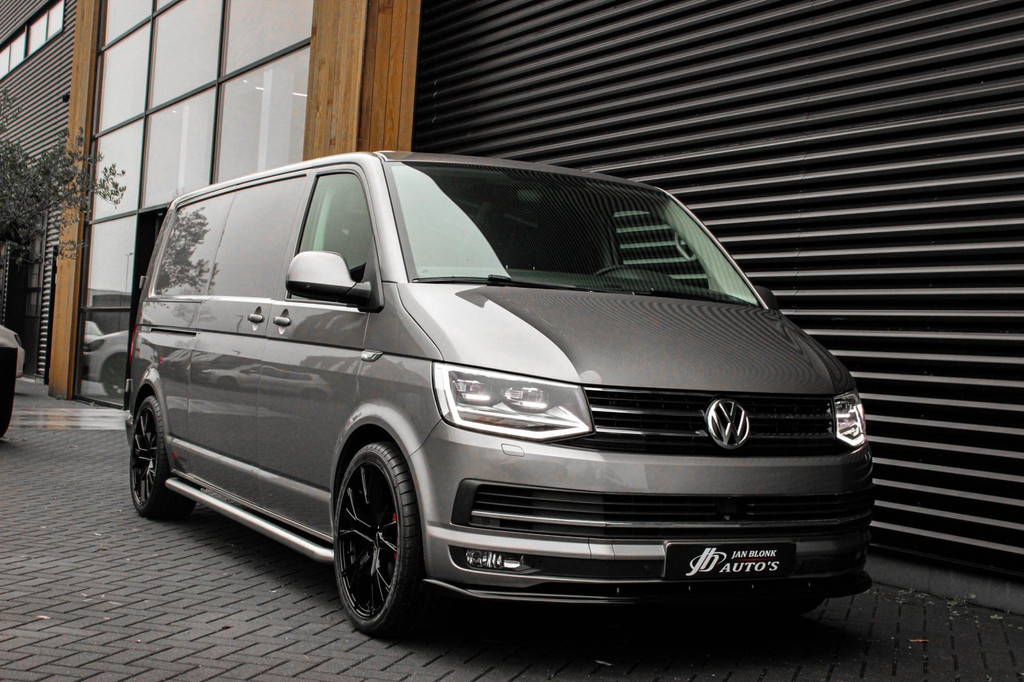 Volkswagen Transporter 2.0 TDI L2H1 150PK / APPLE CARPLAY / VERLAAGD / LEDEREN BEKLEDING / FULL BLACK / TREKAAK / SPOILER / CRUISE 8