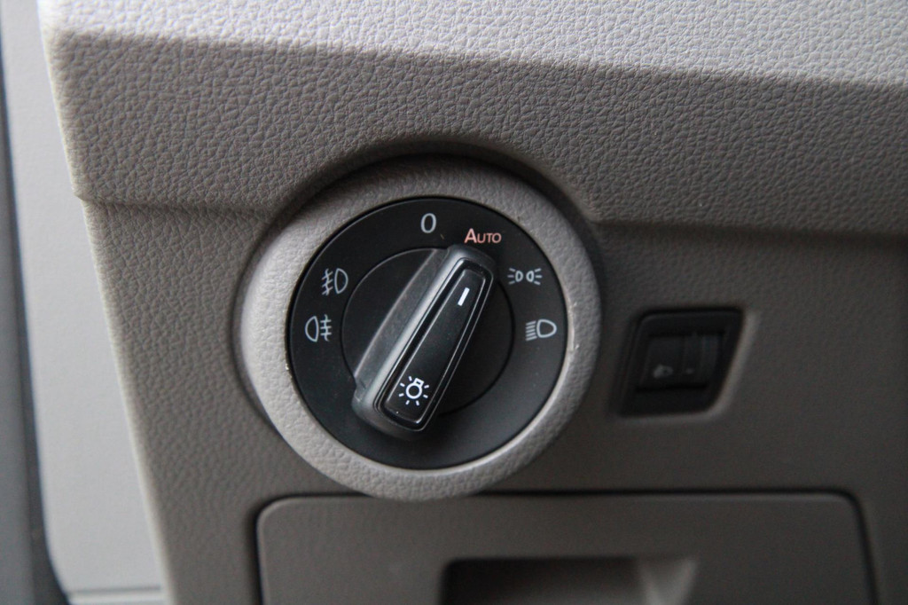 Volkswagen Transporter 2.0 TDI L2H1 150PK / App connect / Navi / Trekhaak / Cruise 16