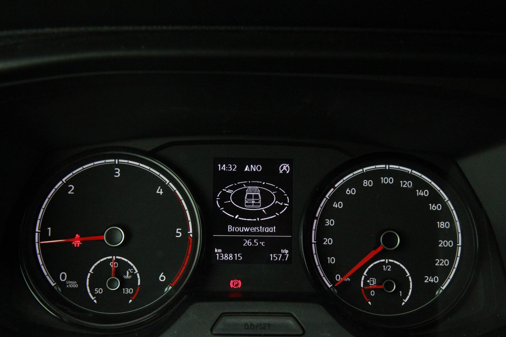 Volkswagen Transporter 2.0 TDI L2H1 150PK / App connect / Navi / Trekhaak / Cruise 17