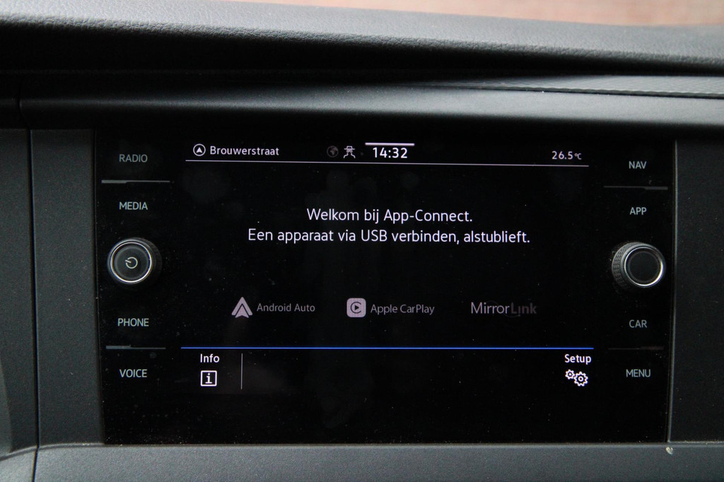 Volkswagen Transporter 2.0 TDI L2H1 150PK / App connect / Navi / Trekhaak / Cruise 18