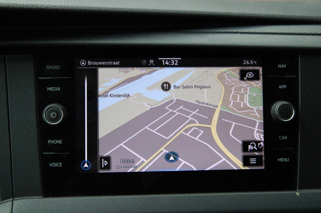 Volkswagen Transporter 2.0 TDI L2H1 150PK / App connect / Navi / Trekhaak / Cruise 19