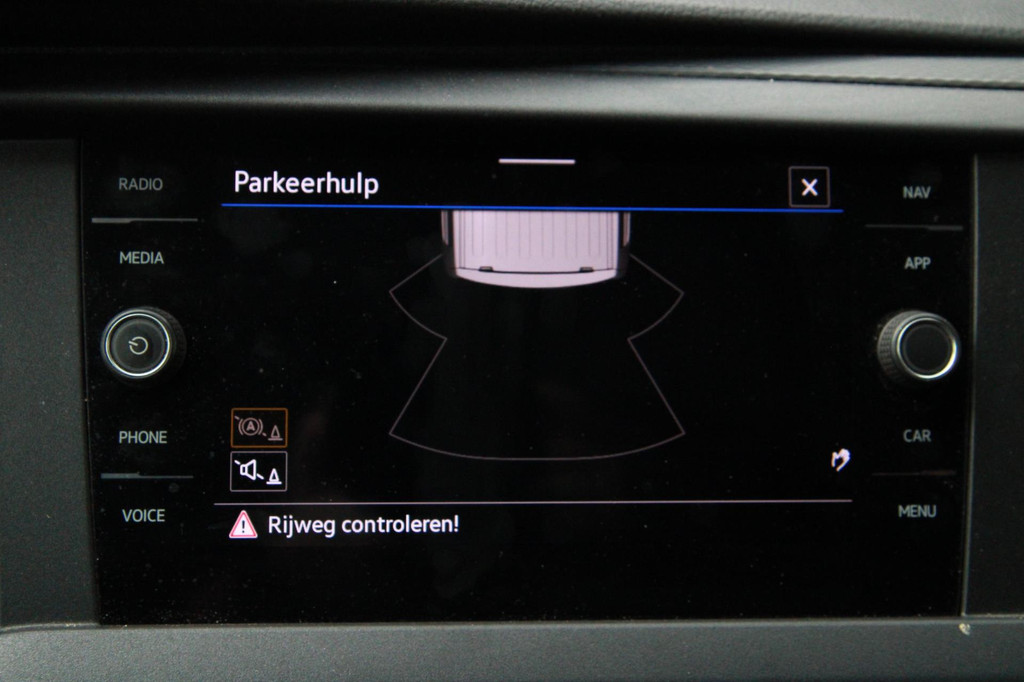 Volkswagen Transporter 2.0 TDI L2H1 150PK / App connect / Navi / Trekhaak / Cruise 20